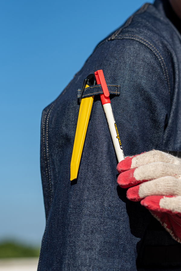 Pen holder on right shoulder